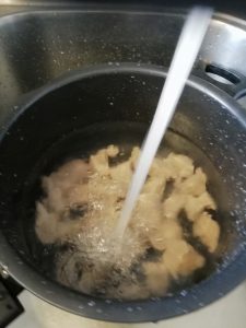 Gekochtes Suppenfleisch waschen Hayashi curry