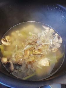 Gemüse Pilze Zwiebeln kochen Hayashi curry