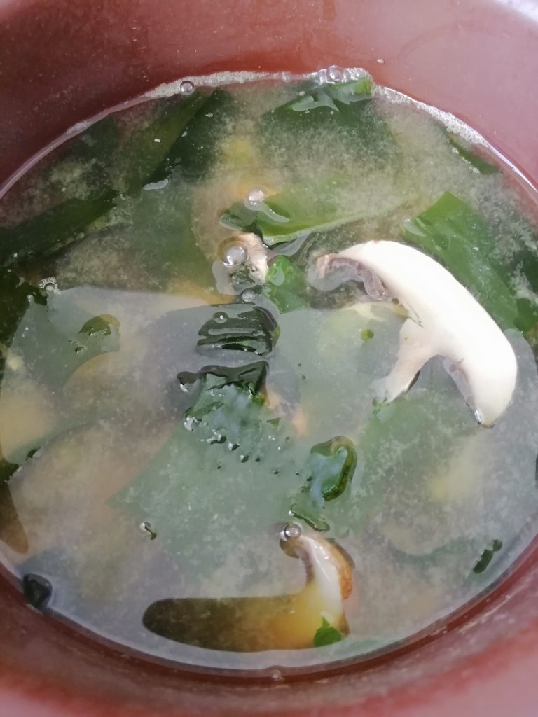 Miso Suppe (Wakame Algen und Pilze)