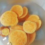 geschnittene Süßkartoffel in Wasser